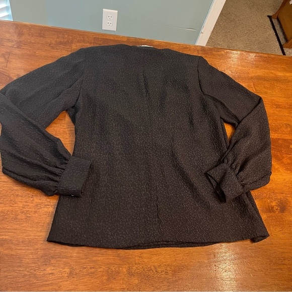 Trina Turk 100% silk black crossover blouse size large - Picture 8 of 9